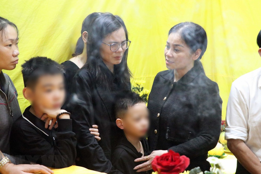 Đoàn thể, cơ quan, chính quyền địa phương thăm hỏi, chia buồn cùng gia đình thủy thủ Đặng Duy Kiên. (Ảnh: Hoàng Ngọc/TTXVN) Đoàn thể, cơ quan, chính quyền địa phương thăm hỏi, chia buồn cùng gia đình thủy thủ Đặng Duy Kiên. (Ảnh: Hoàng Ngọc/TTXVN)