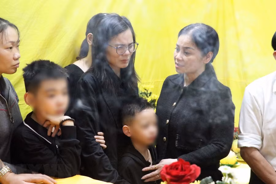 Đoàn thể, cơ quan, chính quyền địa phương thăm hỏi, chia buồn cùng gia đình thủy thủ Đặng Duy Kiên. (Ảnh: Hoàng Ngọc/TTXVN)