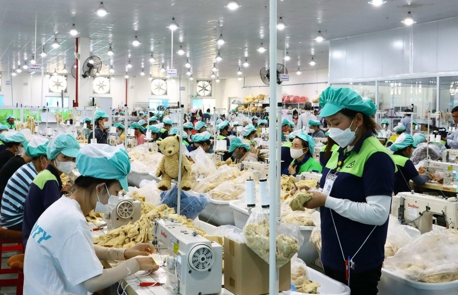 Công nhân sản xuất tại Công ty TNHH Innoflow NT, Khu công nghiệp Du Long, huyện Thuận Bắc, tỉnh Ninh Thuận. (Ảnh: TTXVN phát) Công nhân sản xuất tại Công ty TNHH Innoflow NT, Khu công nghiệp Du Long, huyện Thuận Bắc, tỉnh Ninh Thuận. (Ảnh: TTXVN phát)
