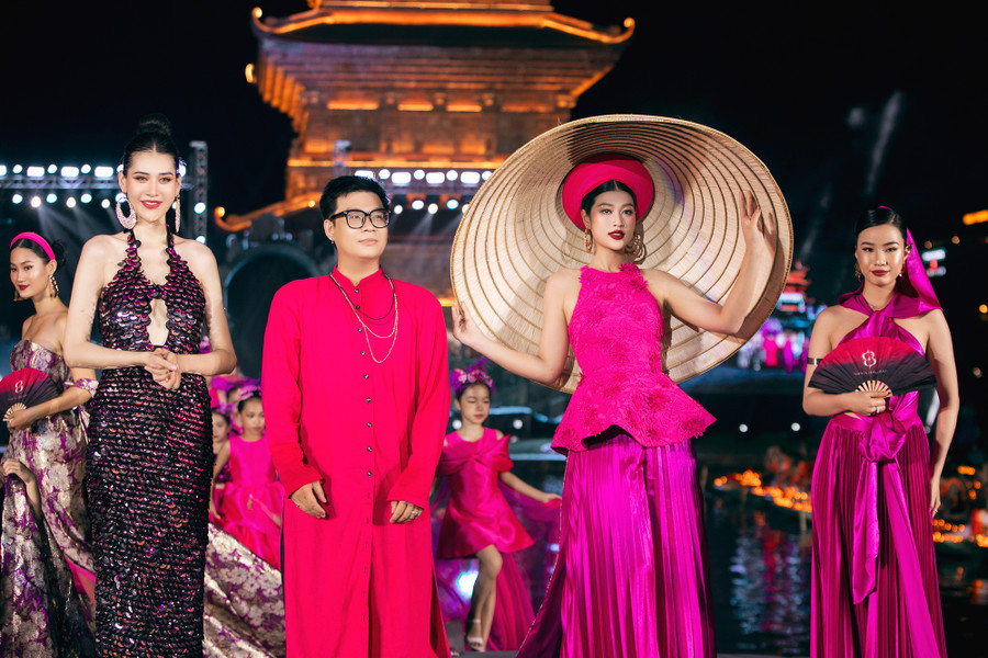 Hoa hậu Đoàn Thiên Ân khoe nhan sắc trong bộ trang phục của Hùng Bảo, lấy cảm hứng từ hình tượng những nghệ sĩ trình diễn nghệ thuật hát xẩm. Thông qua đó, nhà thiết kế mong muốn truyền tải thông điệp về việc kế thừa, phát huy bộ môn nghệ thuật truyền thống của dân tộc. Ảnh: Team Kiếng Cận