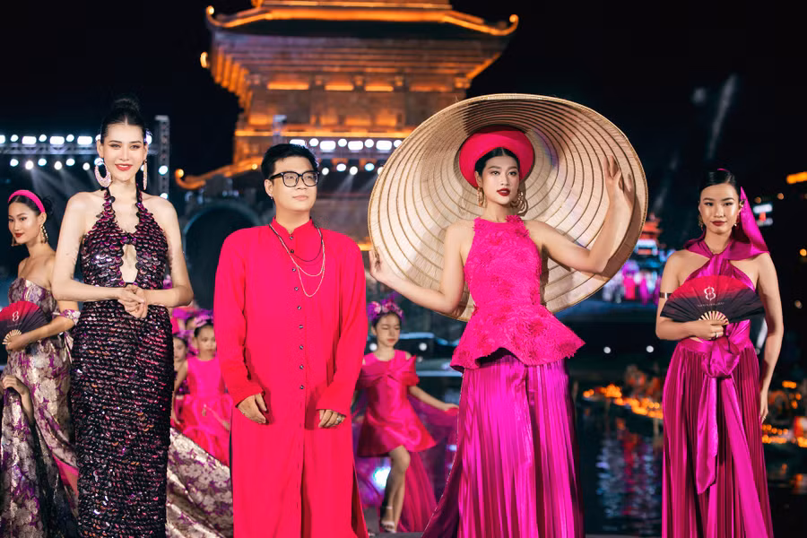 Hoa hậu Đoàn Thiên Ân khoe nhan sắc trong bộ trang phục của Hùng Bảo, lấy cảm hứng từ hình tượng những nghệ sĩ trình diễn nghệ thuật hát xẩm. Thông qua đó, nhà thiết kế mong muốn truyền tải thông điệp về việc kế thừa, phát huy bộ môn nghệ thuật truyền thống của dân tộc. Ảnh: Team Kiếng Cận