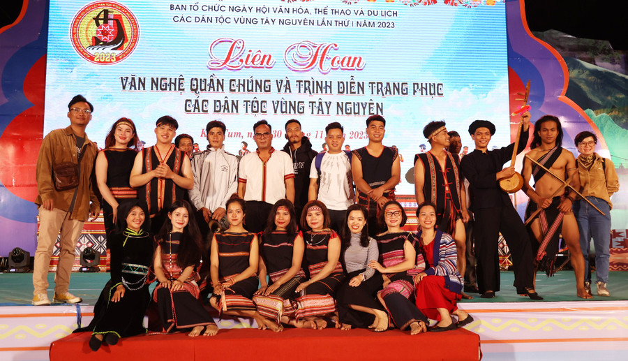 Đoàn nghệ nhân Gia Lai tham gia Liên hoan văn nghệ quần chúng và trình diễn các trang phục truyền thống. Ảnh: Nguyễn Quốc Đoàn nghệ nhân Gia Lai tham gia Liên hoan văn nghệ quần chúng và trình diễn các trang phục truyền thống. Ảnh: Nguyễn Quốc