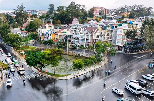 Khu vực hồ Hoàng Văn Thụ, đường Trần Lê là 1 trong 3 vị trí được chọn để phát triển mô hình kinh tế đêm. Ảnh: G.B