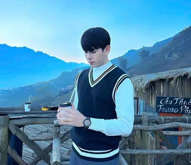 Chân dung thầy giáo trẻ "gây sốt" mạng xã hội nhiều ngày qua. ẢNH: NVCC Chân dung thầy giáo trẻ "gây sốt" mạng xã hội nhiều ngày qua. ẢNH: NVCC