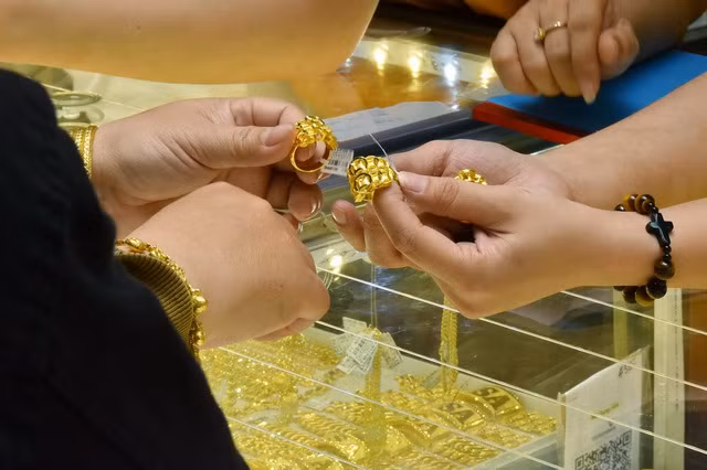 Đầu ngày 9-4, giá vàng hôm nay trên thế giới lao lên 2.238 USD/ounce.