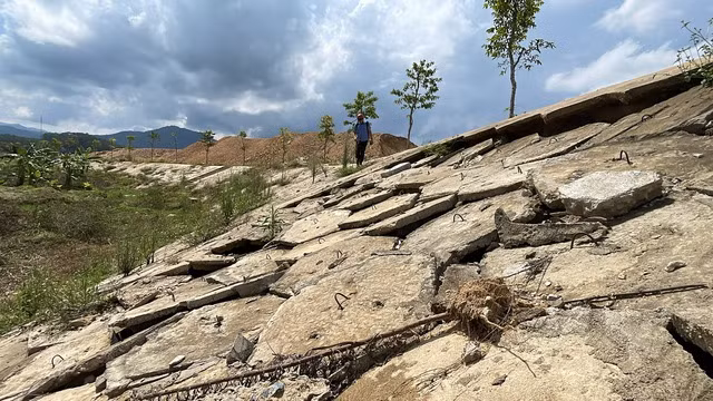 Có những đoạn sụt lún, nứt toác. Ảnh: ĐỨC NHẬT