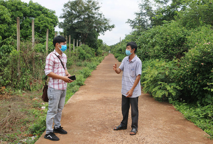 Hầu hết các tuyến đường trên địa bàn thôn đều được người dân chung tay đóng góp cùng với Nhà nước để bê tông hóa, cứng hóa. Ảnh: Nguyễn Quang Hầu hết các tuyến đường trên địa bàn thôn đều được người dân chung tay đóng góp cùng với Nhà nước để bê tông hóa, cứng hóa. Ảnh: Nguyễn Quang
