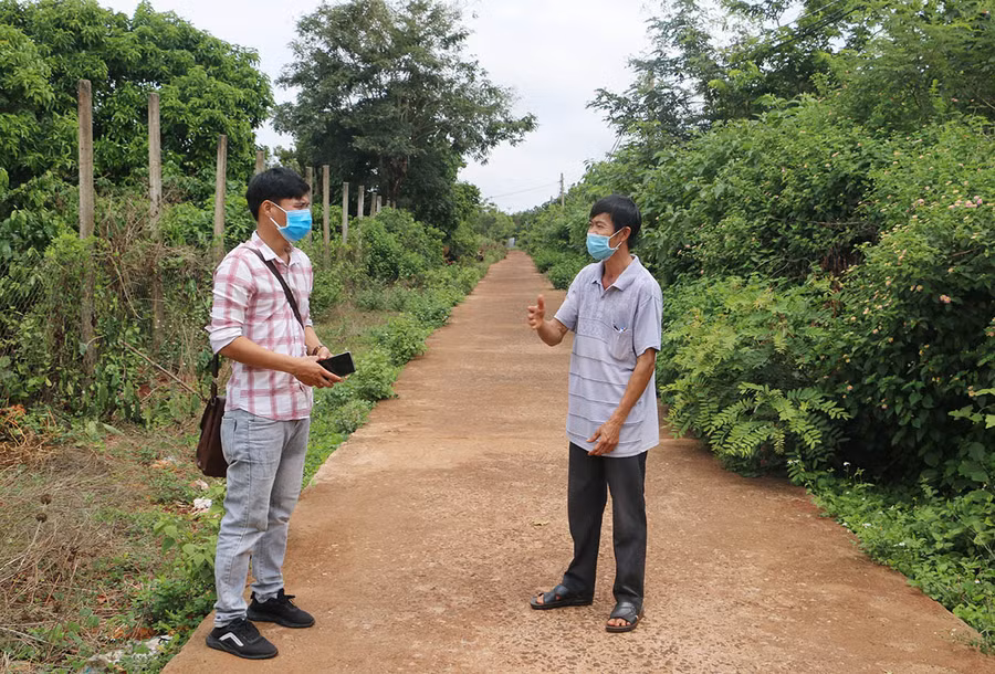 Hầu hết các tuyến đường trên địa bàn thôn đều được người dân chung tay đóng góp cùng với Nhà nước để bê tông hóa, cứng hóa. Ảnh: Nguyễn Quang