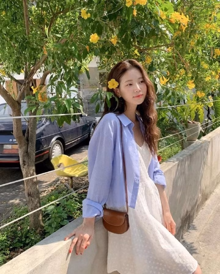 Nếu bạn là cô nàng “bánh bèo” ưa thích phong cách nhẹ nhàng tiểu thư thì đừng bỏ qua set đồ này. Váy trắng và áo sơ mi màu kết hợp rất ăn ý, mang đến sự thanh lịch, duyên dáng cho nữ chủ nhân.