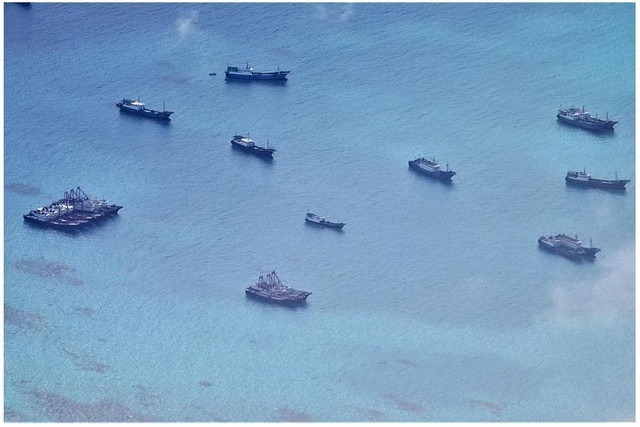 Tàu cá Trung Quốc đánh bắt ở Biển Đông ngày 30.6. Chụp màn hình Straits Times