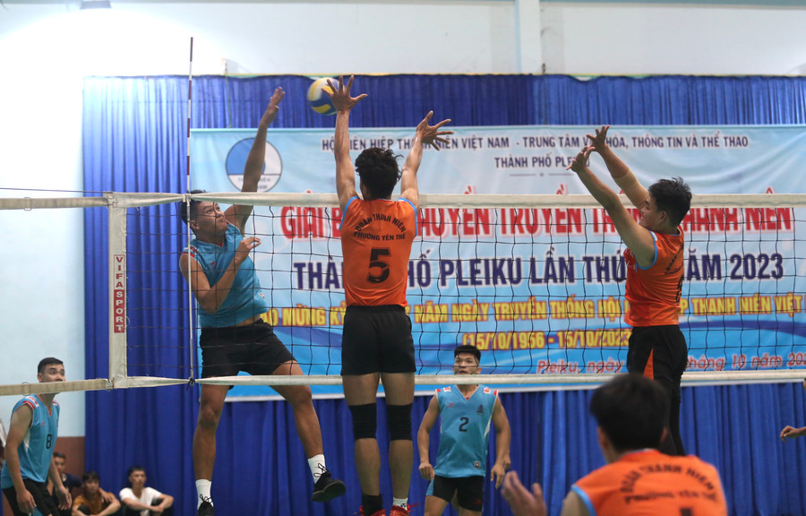 Bảo Khang (bìa trái) với chiều cao 2m02 chơi ấn tượng ở giải năm nay. Ảnh: Văn Ngọc Bảo Khang (bìa trái) với chiều cao 2m02 chơi ấn tượng ở giải năm nay. Ảnh: Văn Ngọc