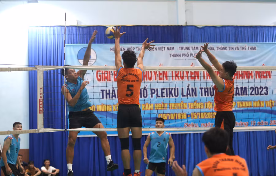 Bảo Khang (bìa trái) với chiều cao 2m02 chơi ấn tượng ở giải năm nay. Ảnh: Văn Ngọc