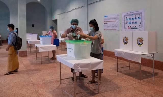 Một địa điểm bỏ phiếu ở Yangon trong cuộc bầu cử vào tháng 11.2020. Ảnh: Reuters