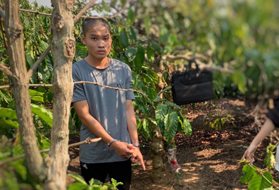 Đối tượng Chiến nhiều lần thực hiện hành vi giao cấu với bé gái 12 tuổi. Đối tượng Chiến nhiều lần thực hiện hành vi giao cấu với bé gái 12 tuổi.