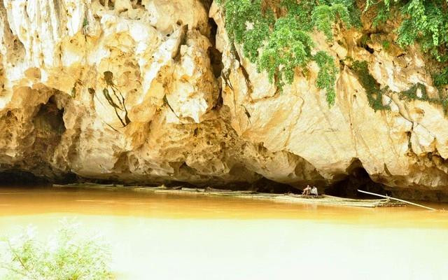 Ngày nay, họa hoằn lắm mới thấy được hình ảnh người chống sào lèo lái bè luồng, vầu trên sông Mã. Ảnh Trần Thế Dũng Ngày nay, họa hoằn lắm mới thấy được hình ảnh người chống sào lèo lái bè luồng, vầu trên sông Mã. Ảnh Trần Thế Dũng