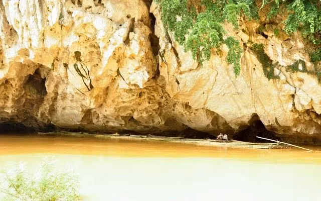 Ngày nay, họa hoằn lắm mới thấy được hình ảnh người chống sào lèo lái bè luồng, vầu trên sông Mã. Ảnh Trần Thế Dũng