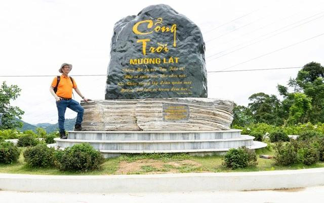 Tác giả ở cổng trời Mường Lát. Ảnh Trần Thế Dũng Tác giả ở cổng trời Mường Lát. Ảnh Trần Thế Dũng