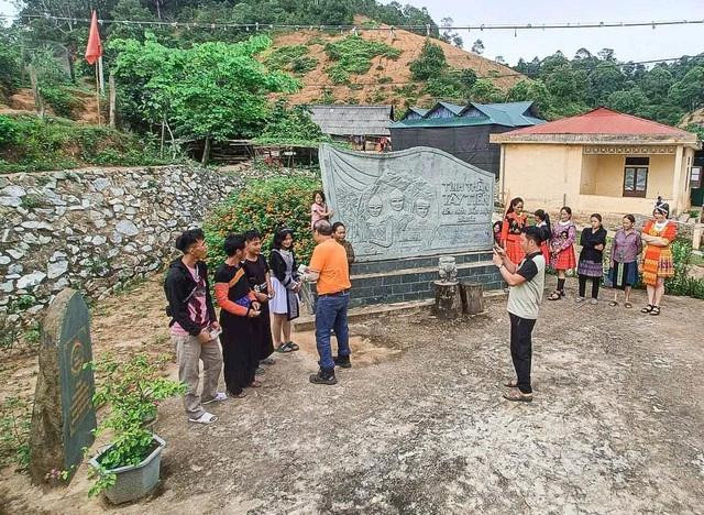 Bức phù điêu 3 chiến sĩ Tây Tiến. Ảnh Trần Thế Dũng Bức phù điêu 3 chiến sĩ Tây Tiến. Ảnh Trần Thế Dũng