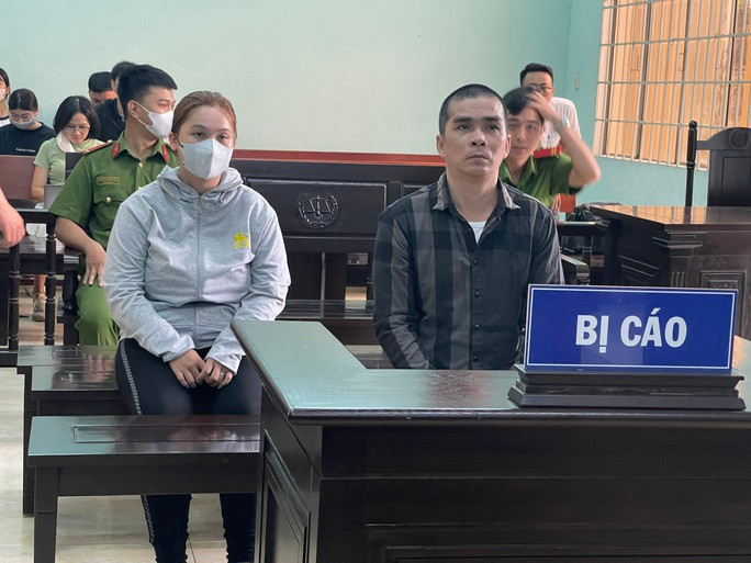 Diễn biến mới nhất vụ án nghi ép bé 3 tuổi hút ma túy - Ảnh 1. Hai bị cáo tại phiên xét xử