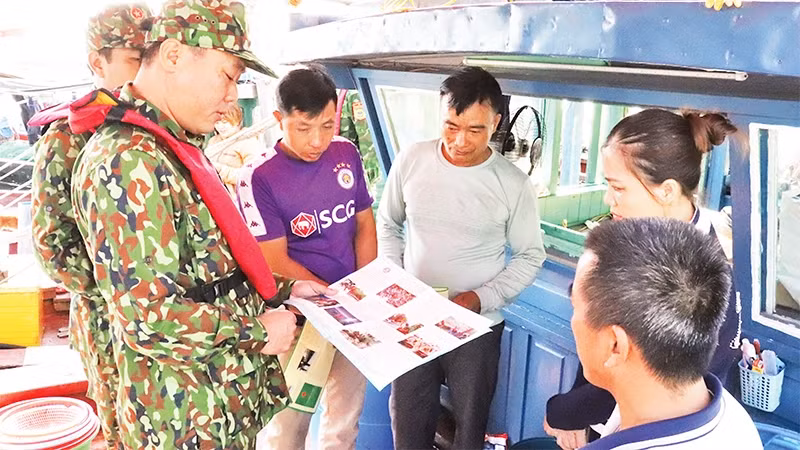 Hải đội 2, Bộ đội Biên phòng Quảng Ninh tuyên truyền cho ngư dân về đánh bắt thủy sản trên biển, chống khai thác IUU. Ảnh: Lương Quang Thọ/NDO