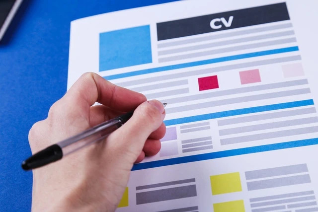 Ứng viên cần chuẩn bị đầy đủ hồ sơ bao gồm sơ yếu lý lịch (hay CV/resume), bài luận cá nhân, 3 thư giới thiệu, bằng cấp tối thiểu (ví dụ: cử nhân), và chứng chỉ tiếng Anh (ví dụ: IELTS). Ứng viên cần chuẩn bị đầy đủ hồ sơ bao gồm sơ yếu lý lịch (hay CV/resume), bài luận cá nhân, 3 thư giới thiệu, bằng cấp tối thiểu (ví dụ: cử nhân), và chứng chỉ tiếng Anh (ví dụ: IELTS).