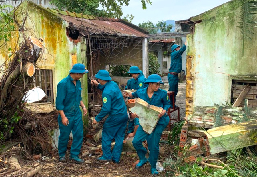 Lực lượng dân quân phường An Tân giúp người dân dọn dẹp nơi ở sau mưa bão. Ảnh: Thái Hậu Lực lượng dân quân phường An Tân giúp người dân dọn dẹp nơi ở sau mưa bão. Ảnh: Thái Hậu