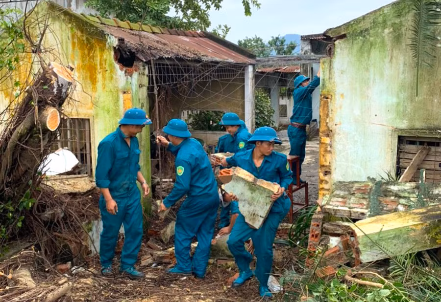Lực lượng dân quân phường An Tân giúp người dân dọn dẹp nơi ở sau mưa bão. Ảnh: Thái Hậu Lực lượng dân quân phường An Tân giúp người dân dọn dẹp nơi ở sau mưa bão. Ảnh: Thái Hậu