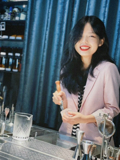 BARTENDER - nghề chất của người trẻ - Ảnh 2. Bartender không chỉ pha chế theo công thức một cách máy móc mà cũng hết sức tinh tế, linh hoạt và sáng tạo để cho ra đời những thức uống có mùi vị hấp dẫn và tạo hiệu ứng thị giác độc đáo