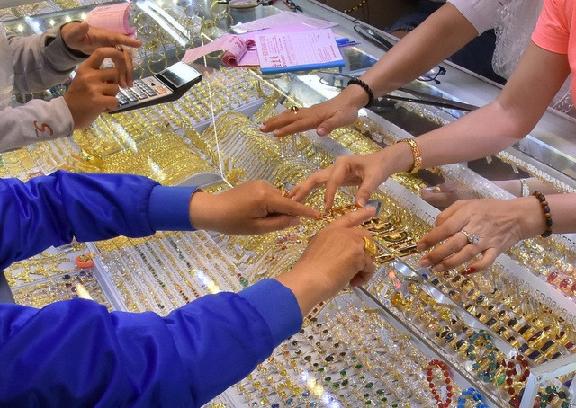 Giá vàng hôm nay của thế giới tăng 37 USD, lên 2.447 USD/ounce lúc 6 giờ ngày 1-8 Giá vàng hôm nay của thế giới tăng 37 USD, lên 2.447 USD/ounce lúc 6 giờ ngày 1-8