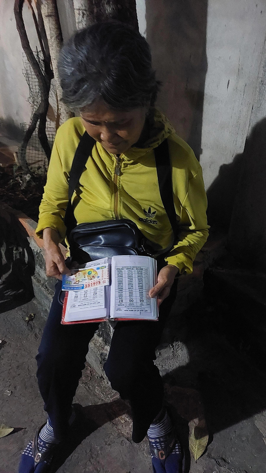 Bán vé số dạo cả ngày lẫn đêm. Ảnh: Như Lịch Bán vé số dạo cả ngày lẫn đêm. Ảnh: Như Lịch