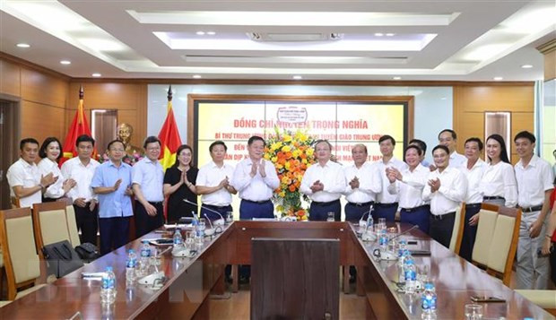 Trưởng Ban Tuyên giáo Trung ương Nguyễn Trọng Nghĩa thăm, chúc mừng Đài Tiếng nói Việt Nam. Ảnh: Phương Hoa - TTXVN