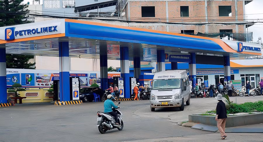 Từ ngày 1-7 tới đây sẽ chính thức áp dụng việc xuất hóa đơn điện tử theo từng lần bán hàng tại tất cả cửa hàng xăng dầu trực thuộc Công ty TNHH một thành viên Xăng dầu Bắc Tây Nguyên tại 2 tỉnh Gia Lai và Kon Tum. Ảnh: Đ.T Từ ngày 1-7 tới đây sẽ chính thức áp dụng việc xuất hóa đơn điện tử theo từng lần bán hàng tại tất cả cửa hàng xăng dầu trực thuộc Công ty TNHH một thành viên Xăng dầu Bắc Tây Nguyên tại 2 tỉnh Gia Lai và Kon Tum. Ảnh: Đ.T