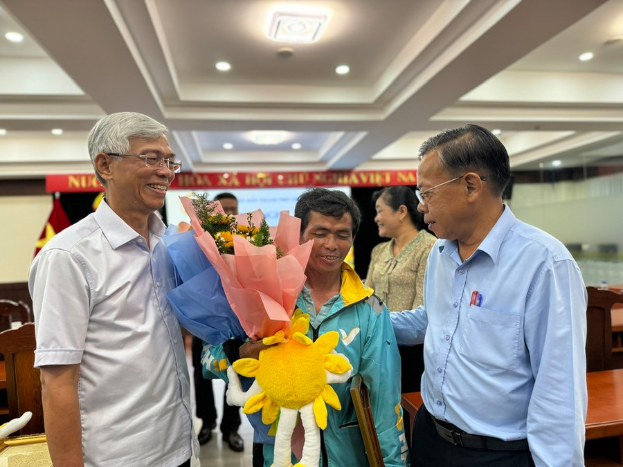 Lãnh đạo TPHCM ân cần thăm hỏi các cá nhân có hành động dũng cảm cứu người trong vụ TNGT ở chân cầu Phú Mỹ ngày 8-8. Lãnh đạo TPHCM ân cần thăm hỏi các cá nhân có hành động dũng cảm cứu người trong vụ TNGT ở chân cầu Phú Mỹ ngày 8-8.