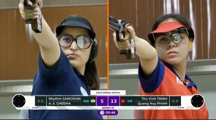 Thu Vinh (phải) Thu Vinh (phải)