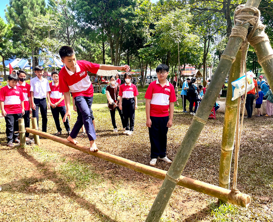 Học sinh hào hứng trải nghiệm đi cầu khỉ tại Ngày hội. Ảnh: P.D Học sinh hào hứng trải nghiệm đi cầu khỉ tại Ngày hội. Ảnh: P.D