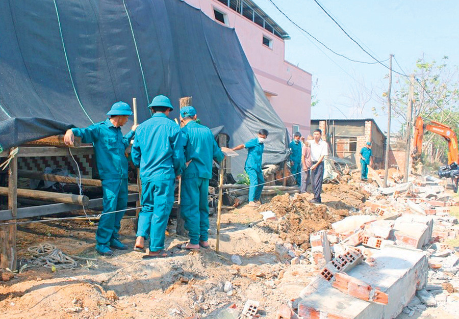 Các hộ dân tại thị trấn Phú Thiện đồng loạt dỡ bỏ hàng rào, hiến đất giải phóng mặt bằng để mở rộng đường nội thị. Ảnh: N.H