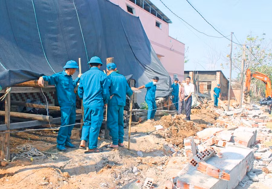 Các hộ dân tại thị trấn Phú Thiện đồng loạt dỡ bỏ hàng rào, hiến đất giải phóng mặt bằng để mở rộng đường nội thị. Ảnh: N.H