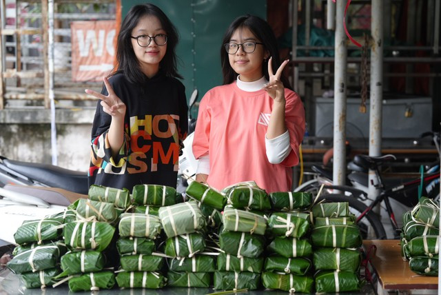 Những chiếc bánh chưng được các bạn trẻ tự tay gói để trao tặng người khó khăn. Ảnh NVCC Những chiếc bánh chưng được các bạn trẻ tự tay gói để trao tặng người khó khăn. Ảnh NVCC