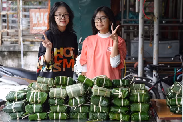 Những chiếc bánh chưng được các bạn trẻ tự tay gói để trao tặng người khó khăn. Ảnh NVCC