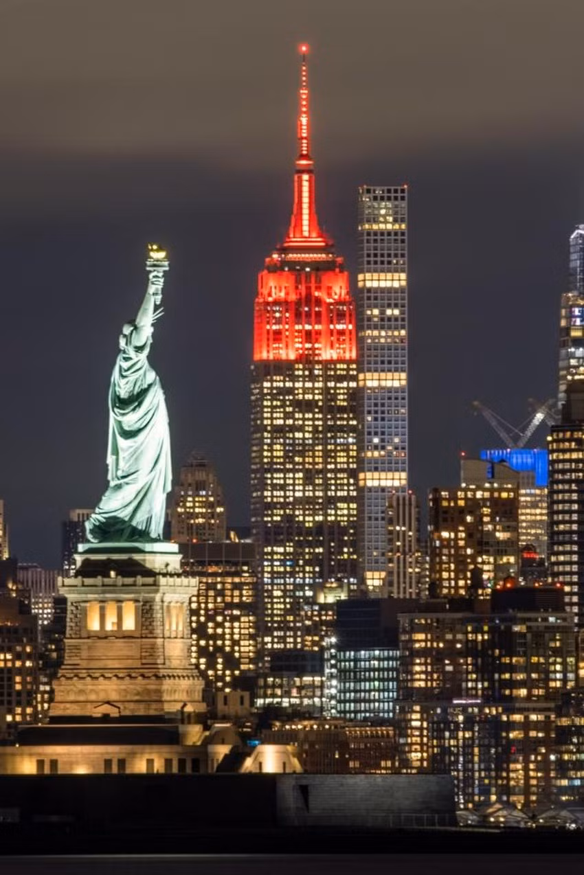 Tòa nhà Empire State (New York, Mỹ) đỏ rực chào đón Tết Nguyên đán. Ảnh: TÂN HOA XÃ