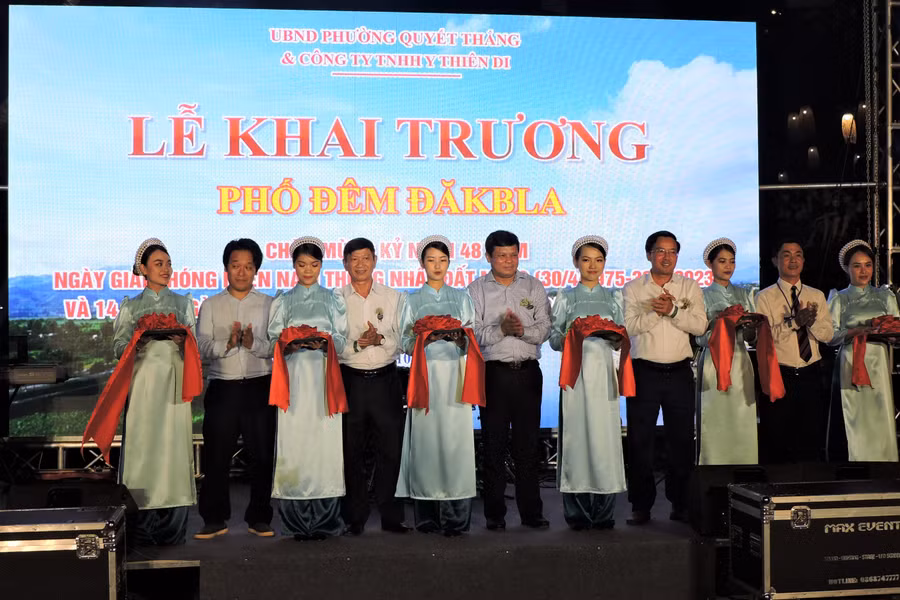 Các đại biểu cắt băng khai trương Phố đêm Đăk Bla. Ảnh: TH