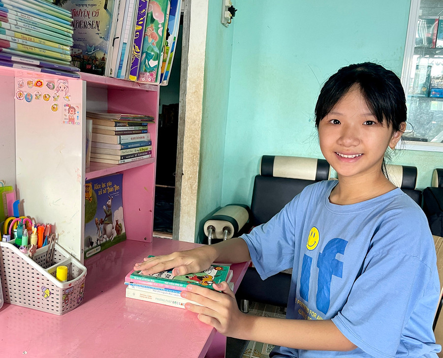 Từ một cô bé không thích đọc sách, em Bùi Phạm Thùy Linh đã xem sách như một người bạn. Ảnh: Lam Nguyên