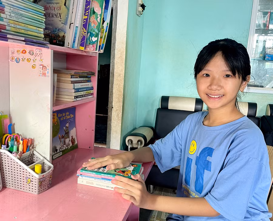 Từ một cô bé không thích đọc sách, em Bùi Phạm Thùy Linh đã xem sách như một người bạn. Ảnh: Lam Nguyên Từ một cô bé không thích đọc sách, em Bùi Phạm Thùy Linh đã xem sách như một người bạn. Ảnh: Lam Nguyên