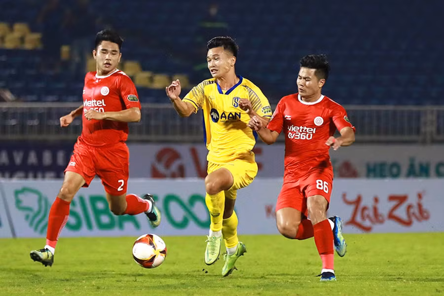 Câu lạc bộ Sông Lam Nghệ An (áo vàng) không còn quyền tự quyết trong cuộc đua trụ hạng. (Ảnh: VPF)