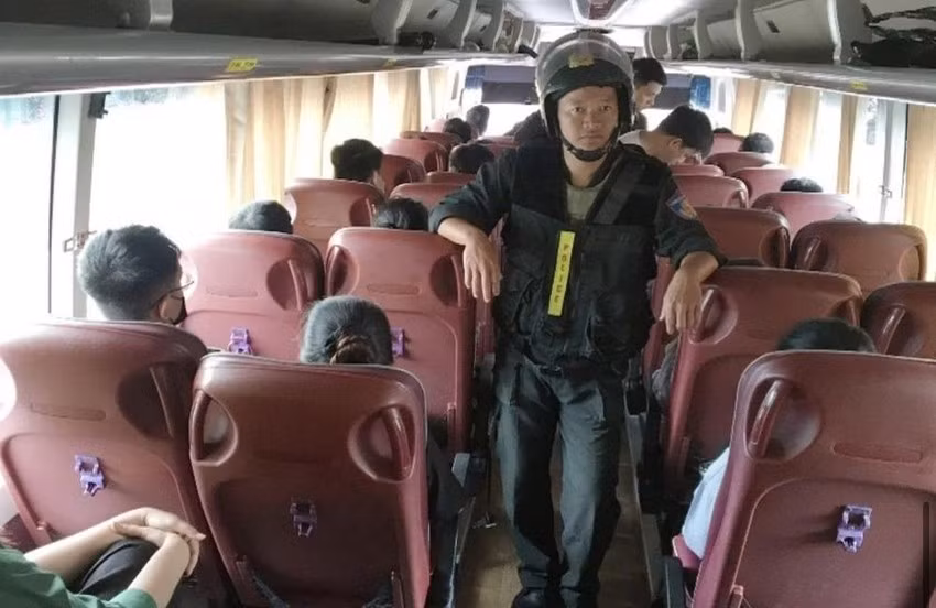 Công an khống chế một trong năm ô tô được Công ty Lộc Phúc dùng để chở nhân viên và khách hàng đến xã An Viễn giao dịch bán bất động sản. Ảnh: CA