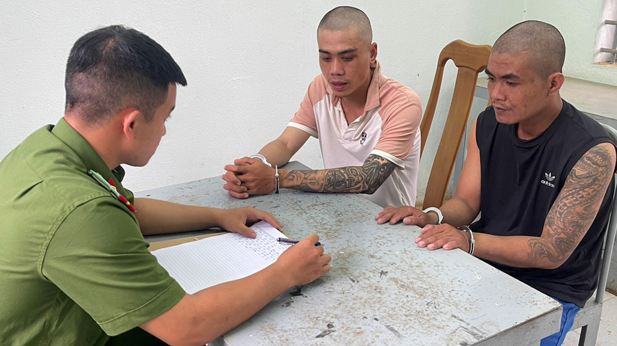 Hai đối tượng Nguyễn Thế Thịnh và Nguyễn Tường Huy tại cơ quan Công an. Hai đối tượng Nguyễn Thế Thịnh và Nguyễn Tường Huy tại cơ quan Công an.