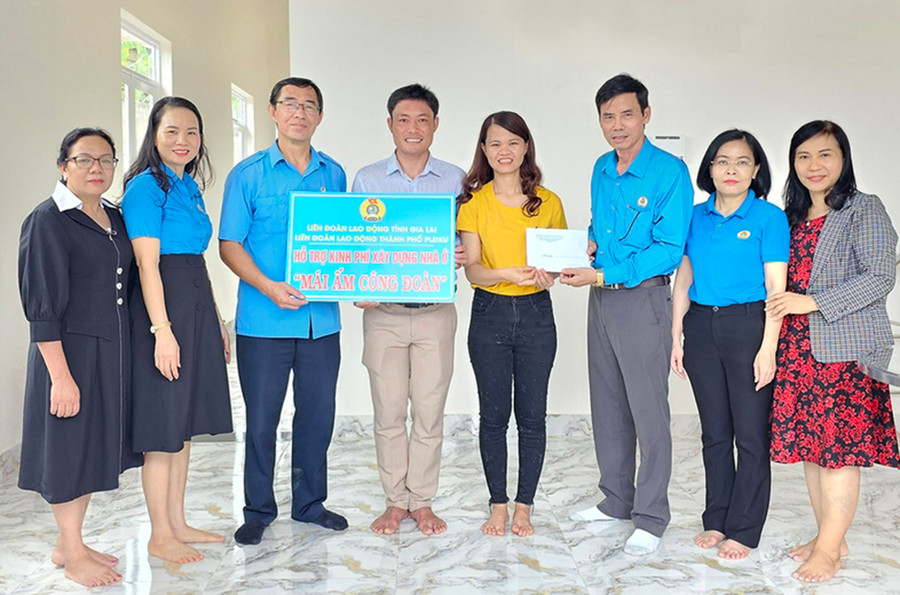 Liên đoàn Lao động TP. Pleiku trao hỗ trợ “Mái ấm Công đoàn” cho người lao động có hoàn cảnh khó khăn về nhà ở. Ảnh: Bá Bính Liên đoàn Lao động TP. Pleiku trao hỗ trợ “Mái ấm Công đoàn” cho người lao động có hoàn cảnh khó khăn về nhà ở. Ảnh: Bá Bính
