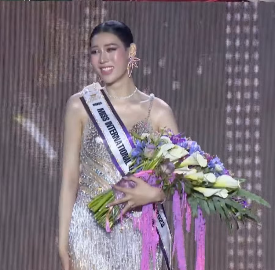 Dịu Thảo khóc khi đăng quang Miss International Queen Vietnam. Ảnh: Cắt clip.
