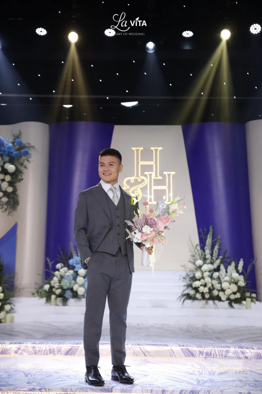 Nỗi buồn trên gương mặt của Quang Hải như cách đây vài ngày đã không còn nữa, thay vào đó là niềm hạnh phúc.