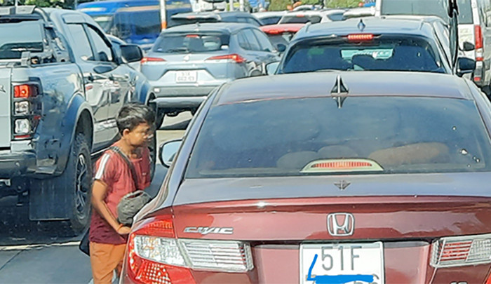 Sau màn phun lửa, đứa trẻ bất chấp nguy hiểm lao ra giữa đường xin tiền.